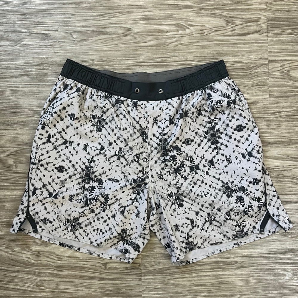 Vuori Kore Shorts Mens Large Black White Tie Dye Athletic Lined Gym 7.5 Inseam
